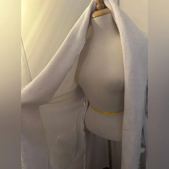 Subtle Luxury White Robe - Picture 6 of 8